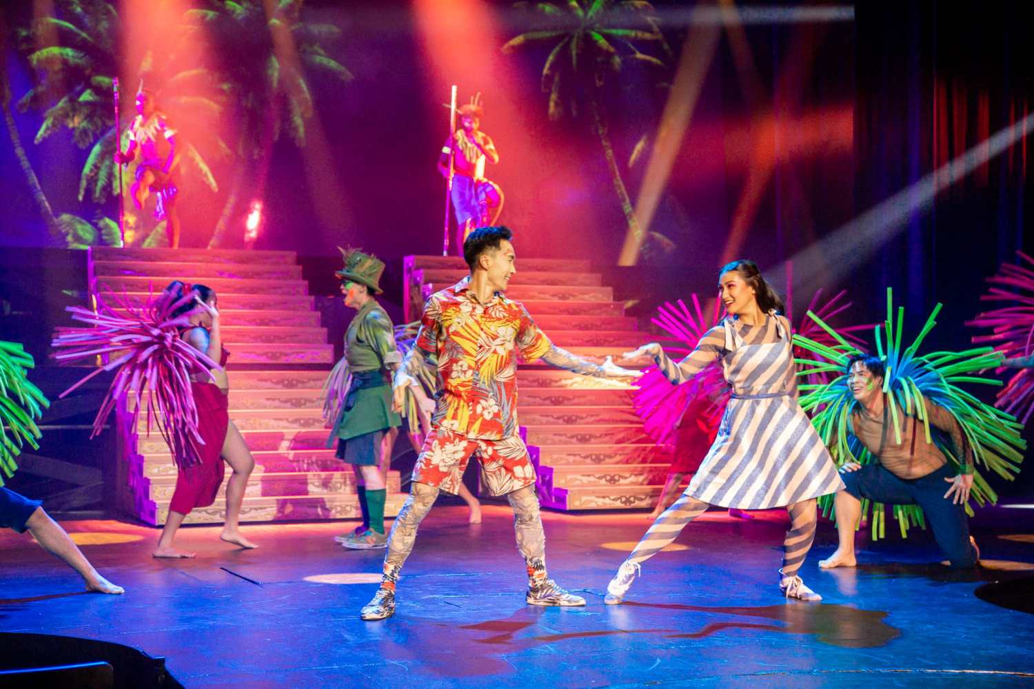 샌드캐슬 카레라 쇼 무대 위에서 펼쳐지는 화려하고 재치 있는 메인 댄스 공연