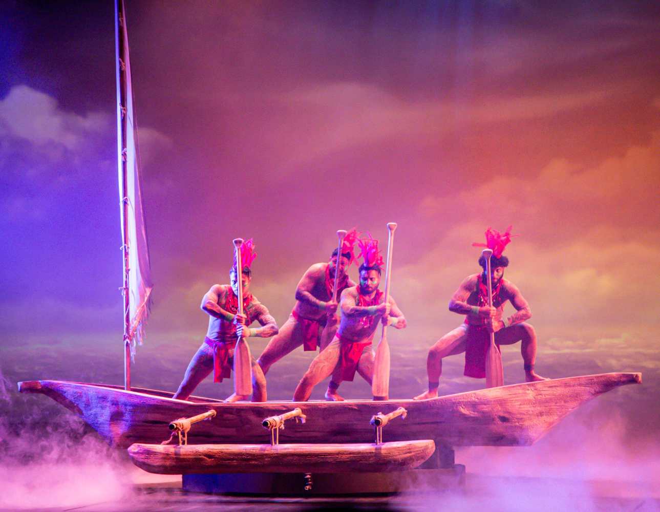 괌 카레라 쇼의 웅장한 오프닝 카누와 함께 퍼포먼스 무대 연출