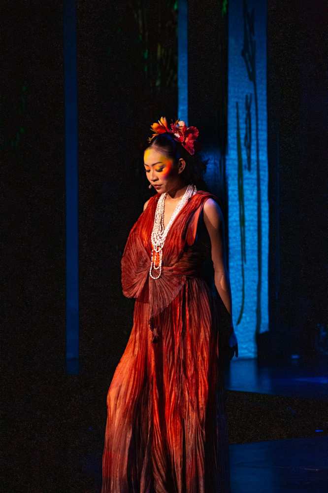 카레라 쇼 무대 위 신비로운 분위기를 자아내는 공주님 역할의 공연자