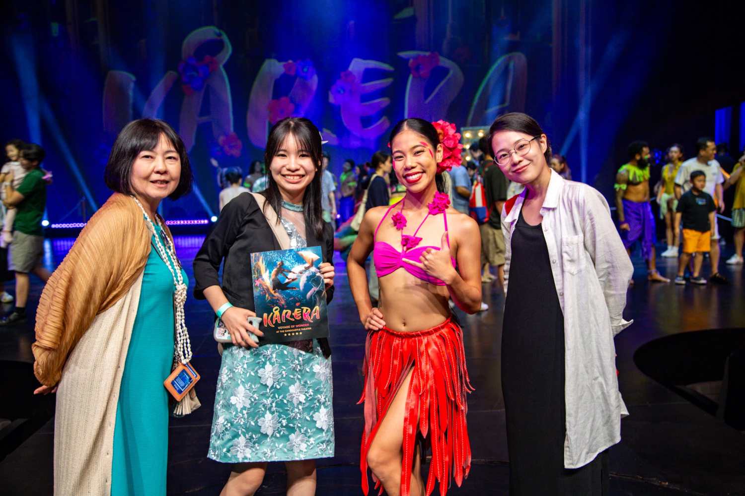 카레라 쇼 공연 종료 후 무대 위에서 출연진과 기념 사진을 촬영하는 관객