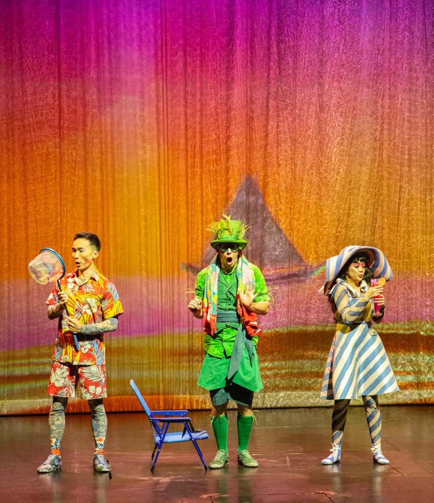 괌 샌드캐슬 카레라 쇼의 다채로운 의상을 입은 주요 공연자 주인공 3인방