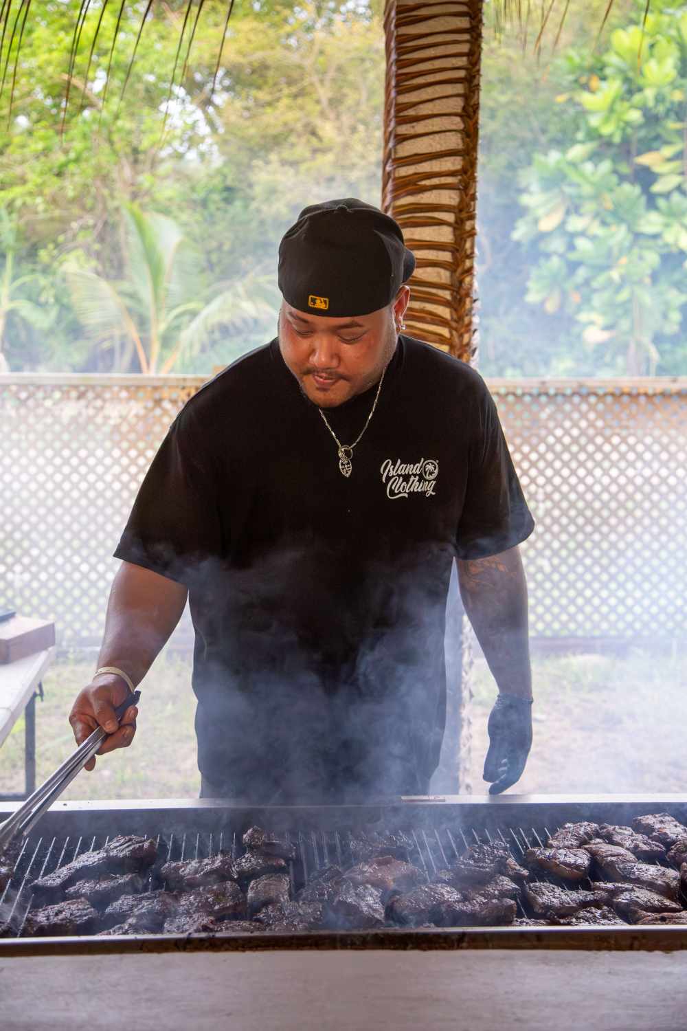 괌 타오타오타씨 뷔페에서 셰프가 직화 그릴에 스테이크를 굽고 있는 모습