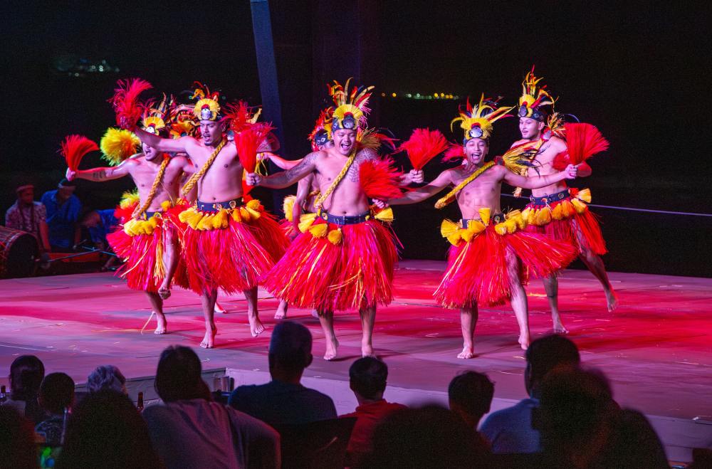 붉은색 전통 의상을 입고 역동적인 안무를 선보이는 타오타오타씨 남성 공연단