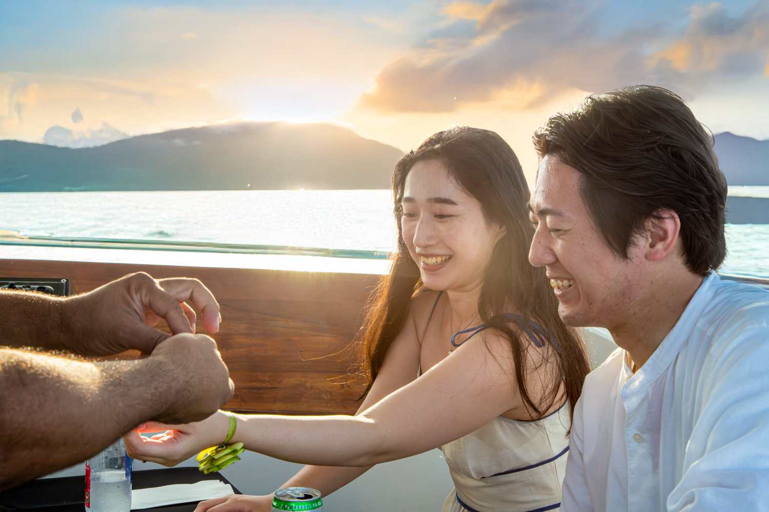 노을 지는 바다를 배경으로 로맨틱한 분위기를 즐기는 괌 태교 여행 커플