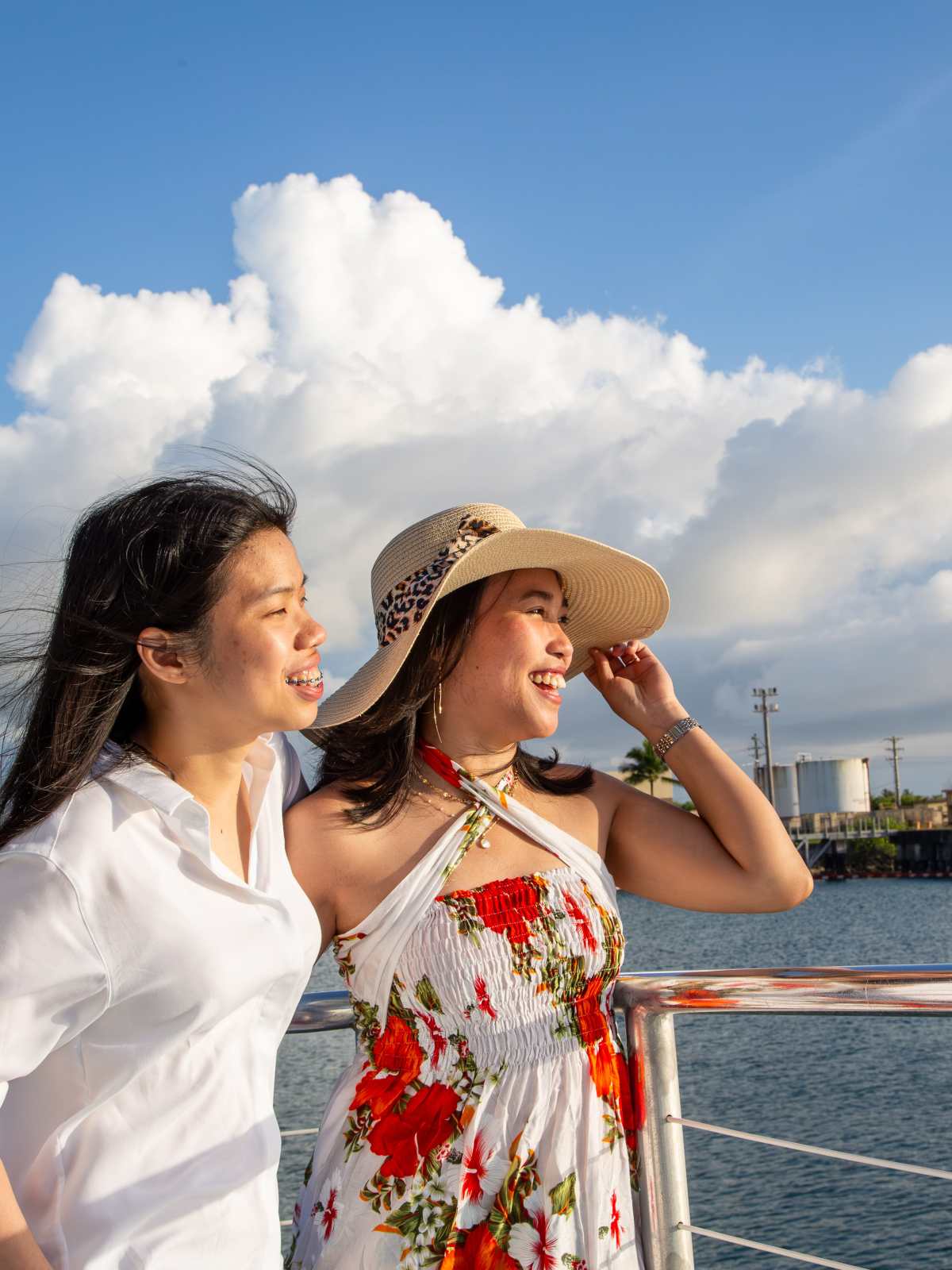 시원한 바닷바람을 맞으며 괌의 환상적인 선셋을 배경으로 사진을 찍는 여성들