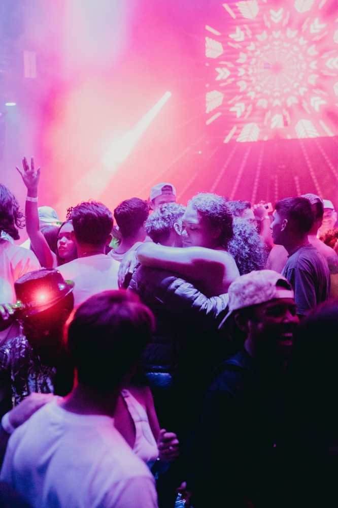 로맨틱하고 열정적인 괌 클럽 분위기 속에서 춤을 추며 포옹하는 커플