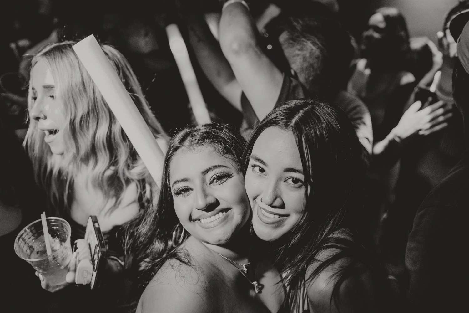 괌 야간 즐길거리 클럽에서 친구들과 함께 즐거운 시간을 보내는 여성 관광객들