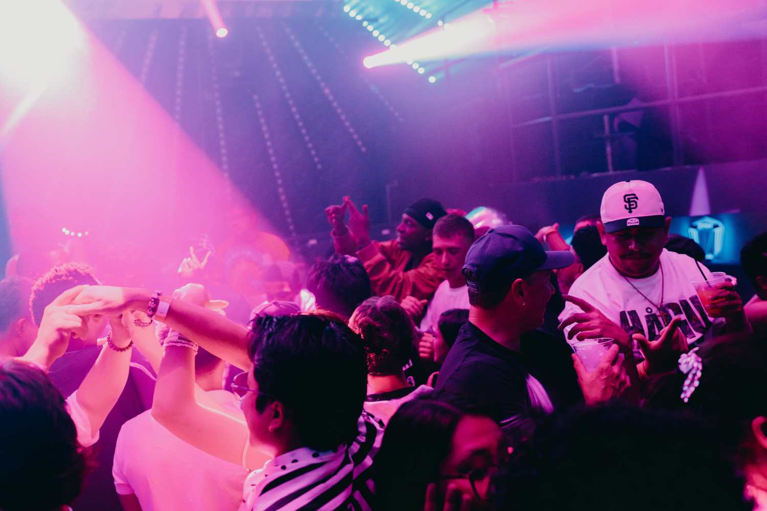 핑크빛 조명과 열기로 가득한 괌 인기 클럽 내부 전경과 파티 분위기