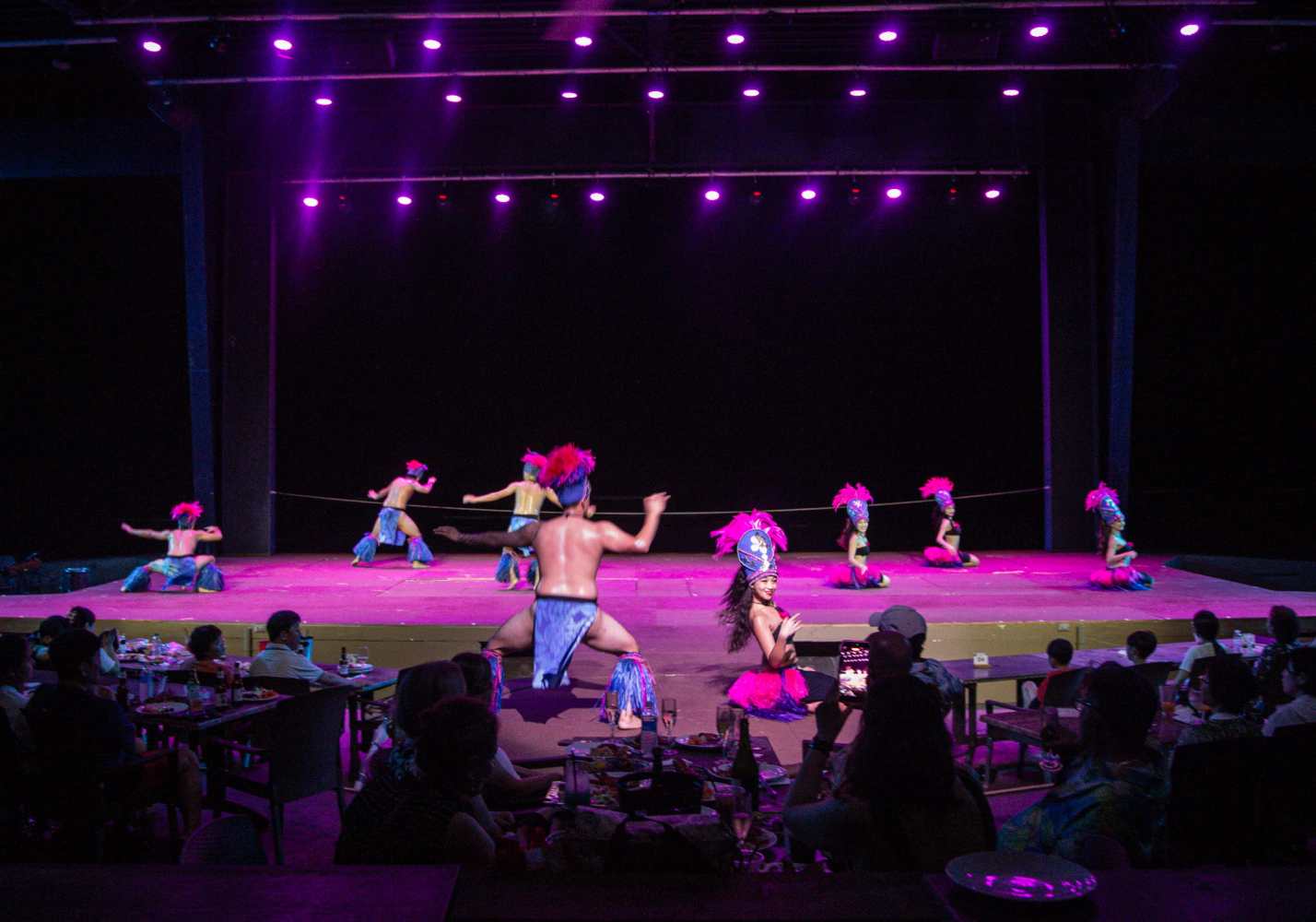 은은한 조명이 켜진 괌 타오타오타씨 비치 디너쇼 야외 무대 전경