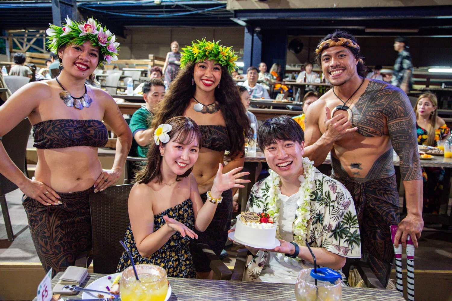 괌 타오타오타씨 공연단에게 축하를 받으며 케이크와 함께 기념 사진을 찍는 생일 맞이 관객