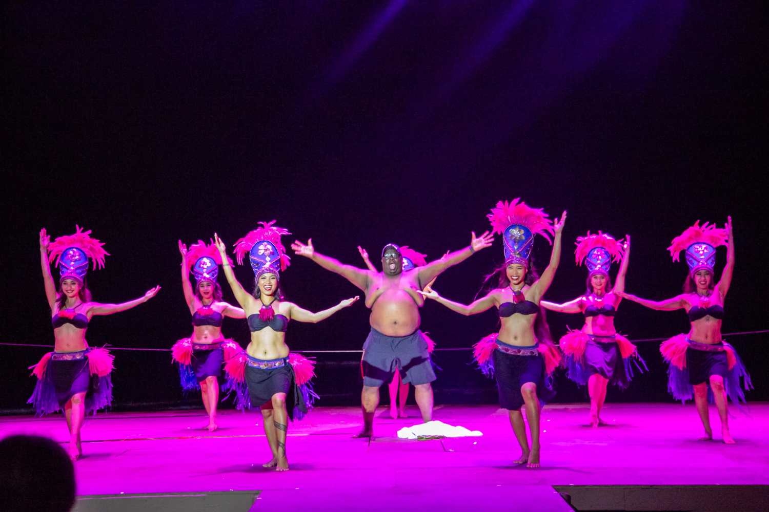 밤하늘 아래 화려한 조명과 함께 펼쳐지는 괌 타오타오타씨 디너쇼 피날레 퍼포먼스