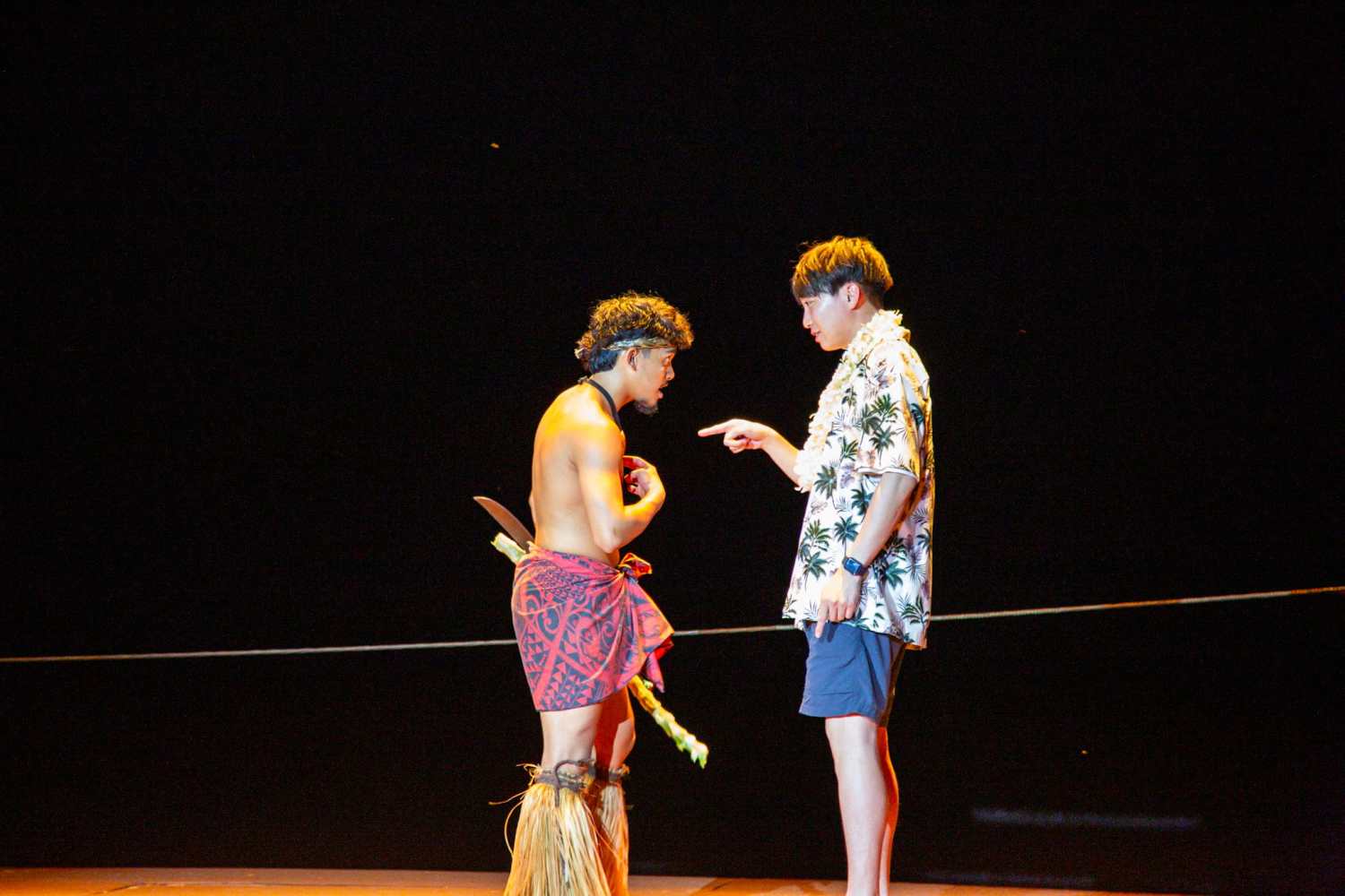 괌 타오타오타씨 공연 중 관객과 소통하는 원주민 공연단의 모습