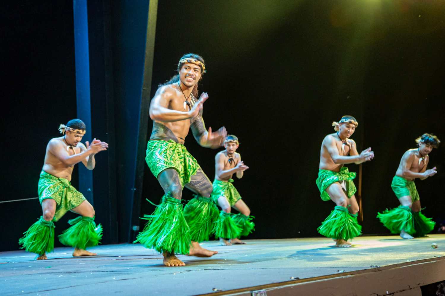 괌 타오타오타씨 디너쇼에서 전통 의상을 입고 열정적인 공연을 펼치는 남성 무용수들