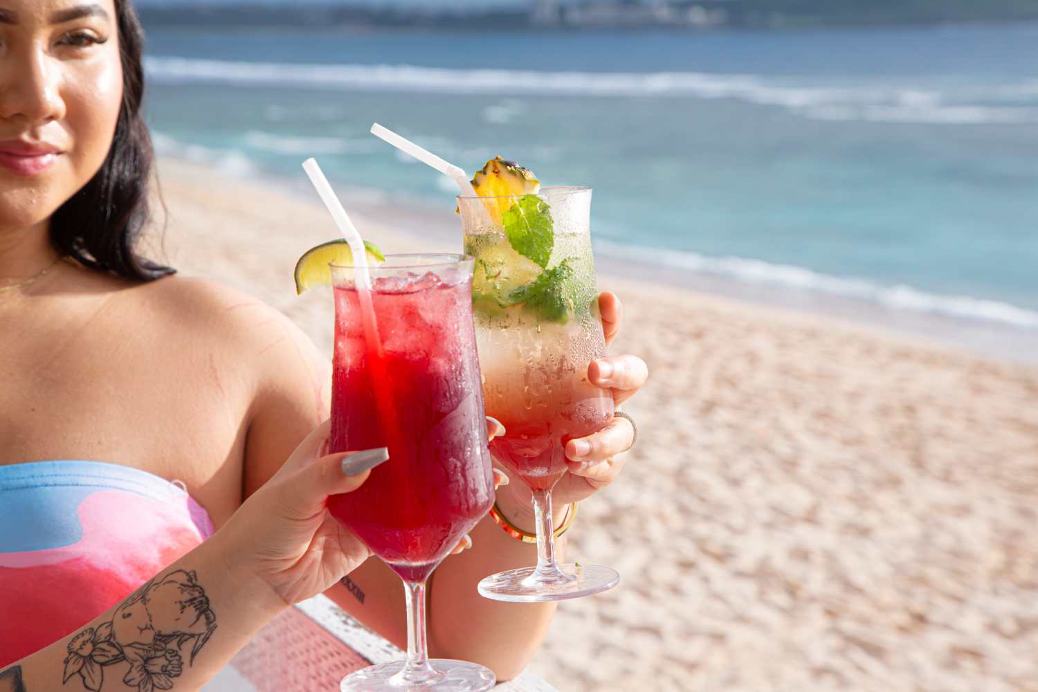 괌 오션뷰를 배경으로 칵테일 잔을 부딪히며 즐기는 낭만적인 순간