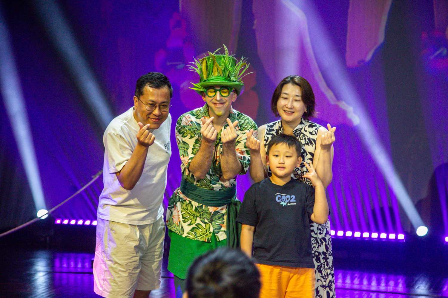 공연 종료 후 관객들과 기념 촬영을 진행하는 카레라 및 배우들