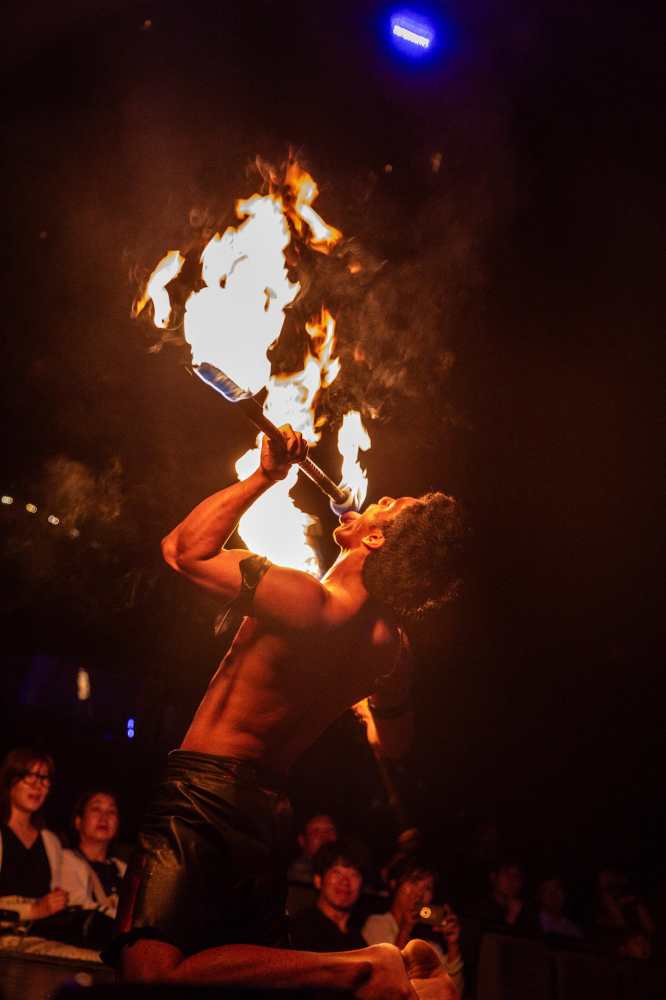 관객을 압도하는 카레라 쇼의 화려하고 역동적인 불쇼 장면