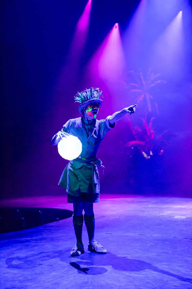 화려한 연출과 역동적인 퍼포먼스가 돋보이는 괌 카레라 쇼 장면