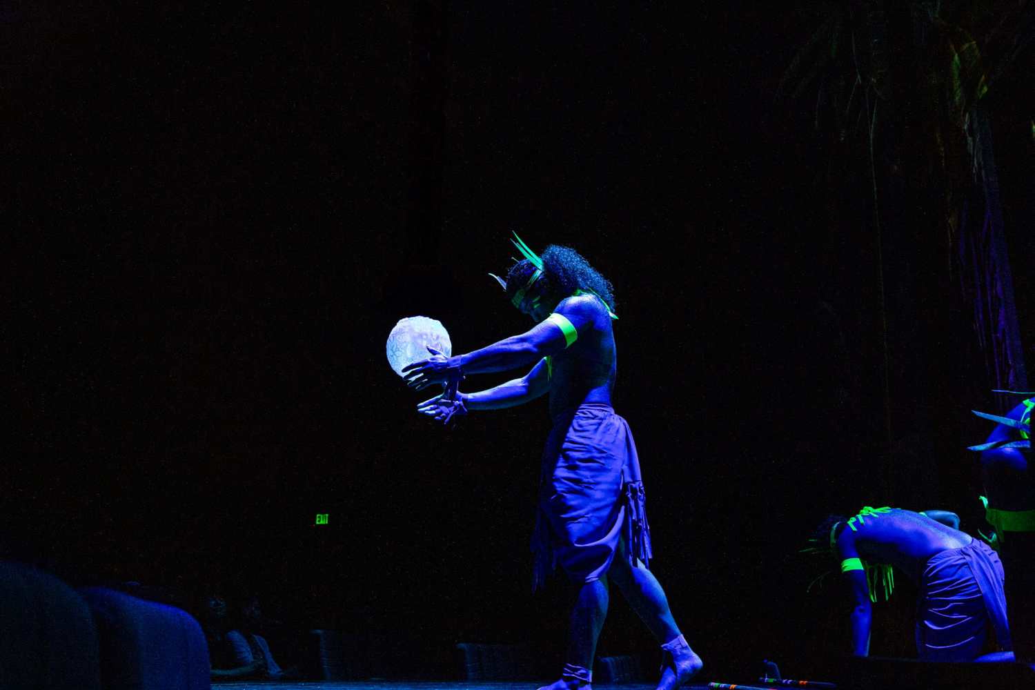 신비로운 푸른 조명 아래 구체를 들고 퍼포먼스를 선보이는 카레라 쇼 배우