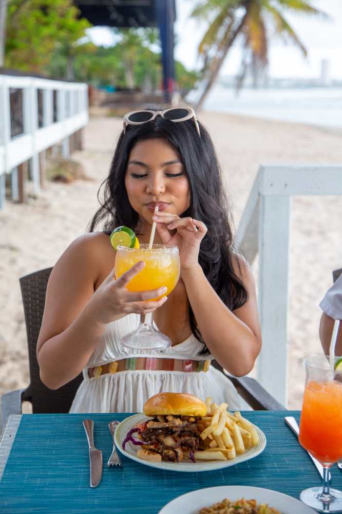 더 비치바의 대표 메뉴인 수제 버거와 타코, 시원한 마가리타 칵테일