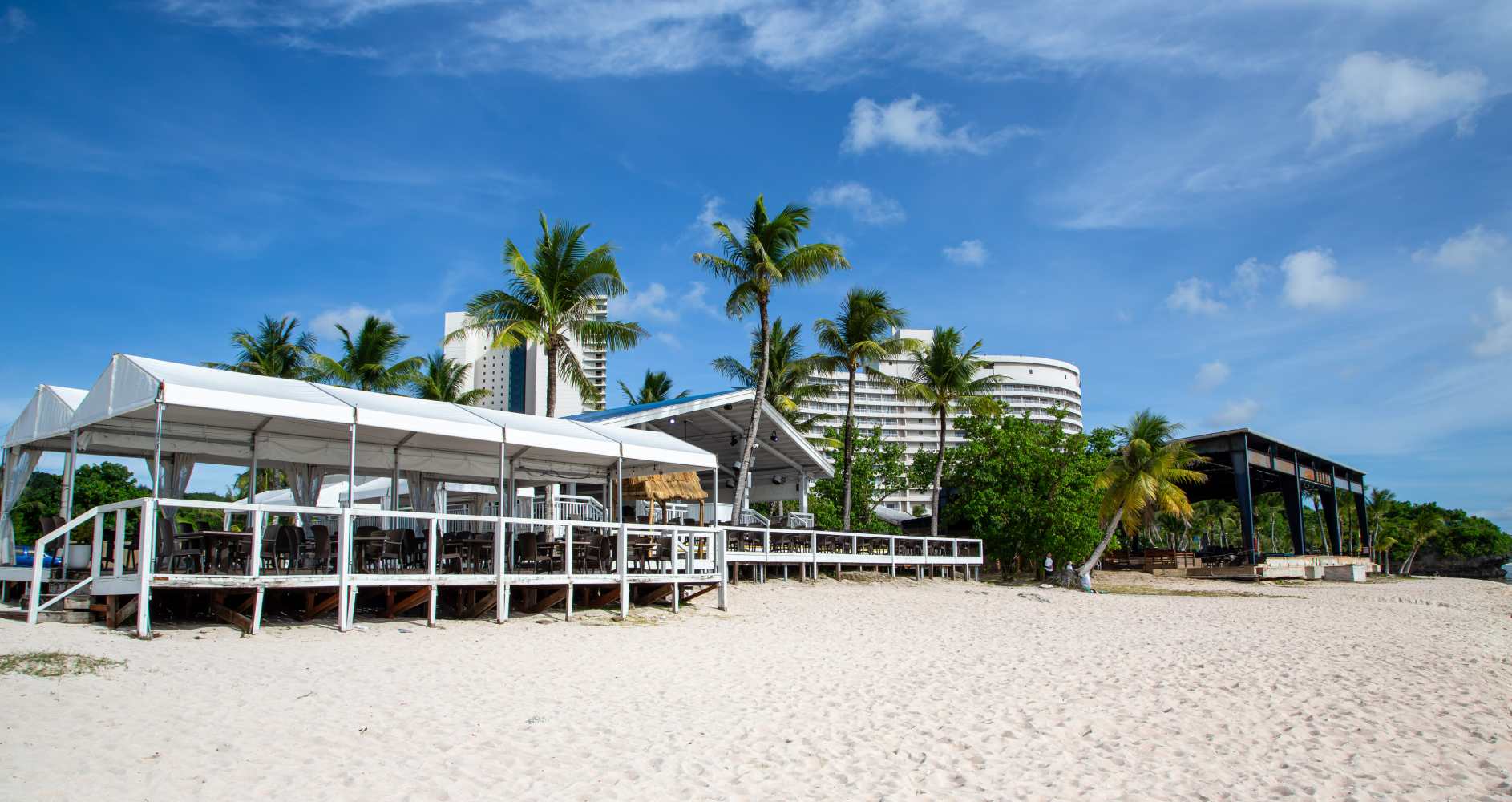 괌 건비치 해변에 위치한 더 비치바 레스토랑의 탁 트인 외관 전경